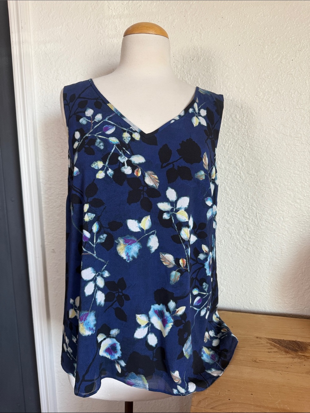 St. John Navy Floral V-Neck Sleeveless Camisole